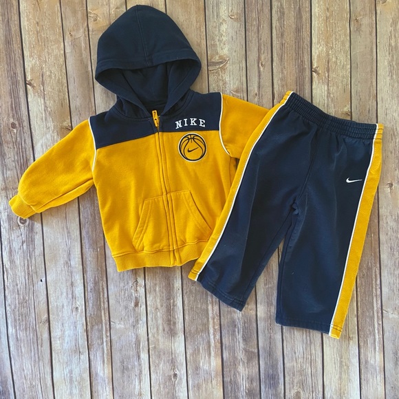 Nike Sweatsuit - Picture 1 of 3
